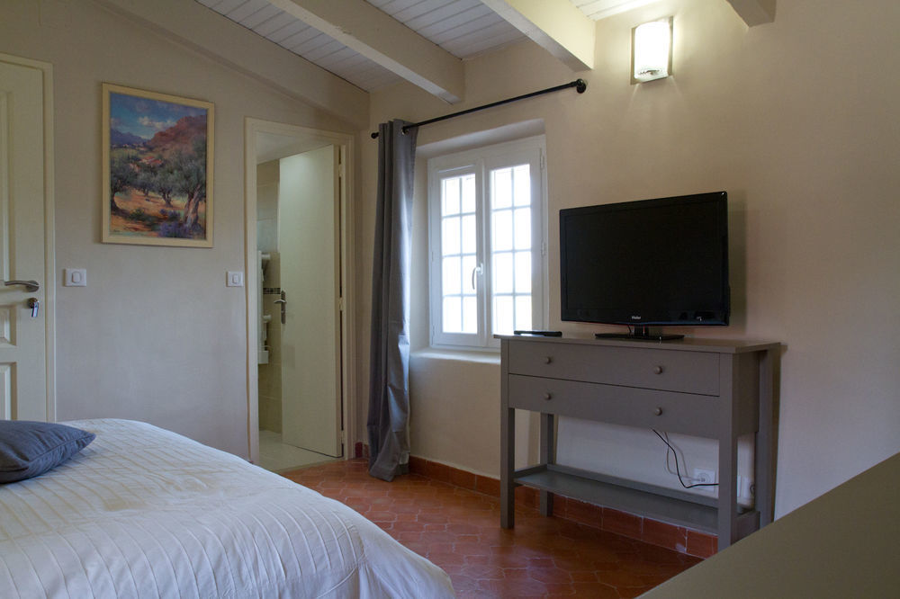 Domaine De La Pomme Hotel Trets Exterior photo